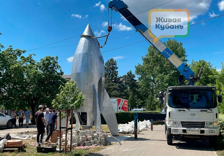 Арт-объект в виде ракеты устанавливают в Фестивальном микрорайоне Краснодара