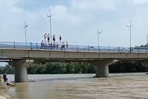 В Армавире подростки устроили прыжки с моста в реку ВИДЕО