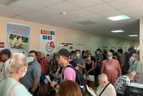 Жителям Новороссийска приходится стоять в очереди на прививку от коронавируса