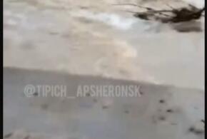 На Кубани рекой после ливня снесло мост в Апшеронском районе, местный хутор отрезан от внешнего мира