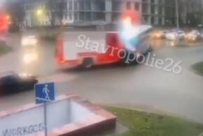 Момент столкновения машины МЧС и автобуса с детьми из Краснодарского края попал на видео