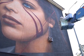 На стене дома в Сочи появился огромный портрет итальянской актрисы