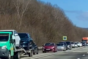 В Краснодарском крае сотни автомобилей встали в пробку по дороге к Черному морю