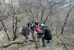 Женщины с детьми застряли на склоне с сыпучими камнями в Геленджике