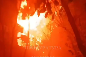 Крупный пожар прямо сейчас тушат с вертолетов, горит завод по производству искусственного камня