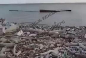 Один из пляжей в Темрюкском районе превратился в свалку после распила севшего на мель сухогруза
