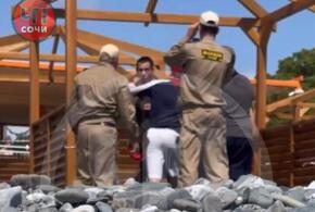 В Сочи турист уснул в недостроенном бунгало и за это получил кулаком в лицо от работника пляжа