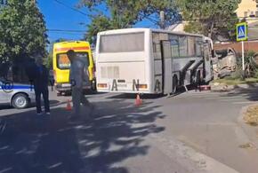 «Впечатал» в забор: серьёзное ДТП с автобусом случилось в Анапе 