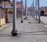 Столбы установили посреди тротуара в поселке Российском Краснодара