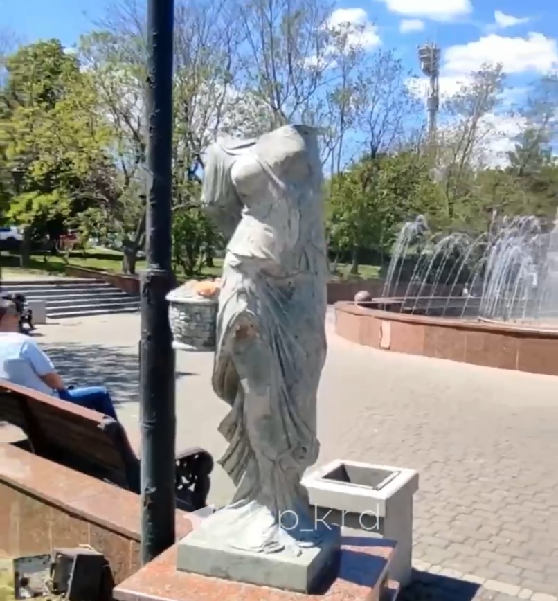 В Новороссийске расчленили статую девушки с фруктами