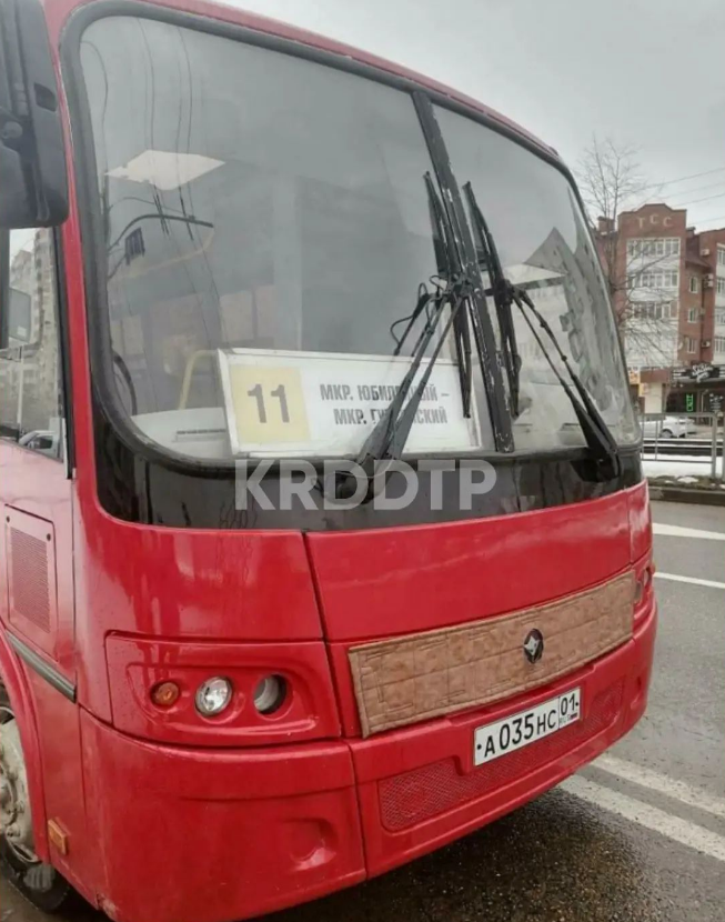 В Краснодаре водитель не заметил в салоне автобуса ребенка и закрыл его