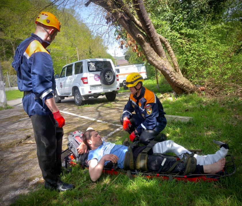 Неудачная прогулка: в Сочи мужчина упал с парапета в реку