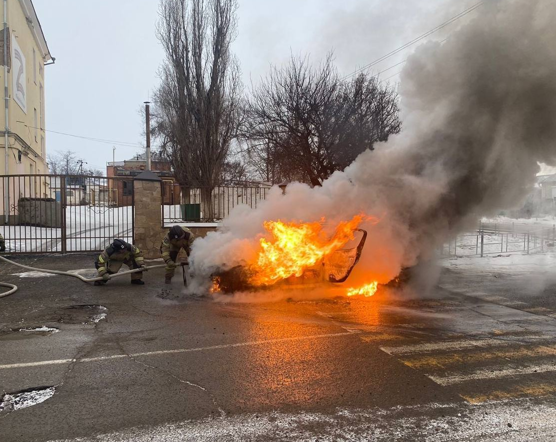 В Кропоткине возле школы на ходу загорелся автомобиль