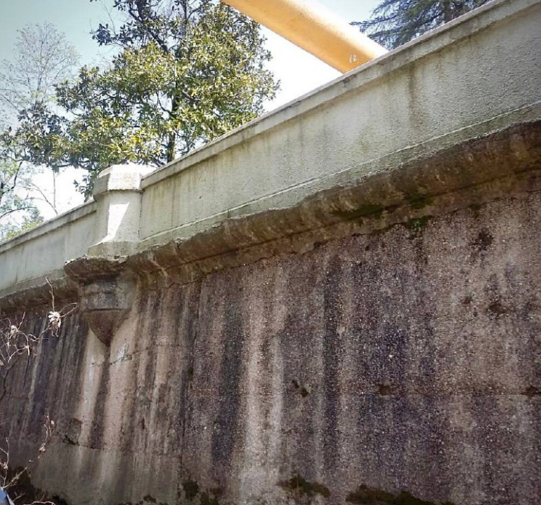 Неудачная прогулка: в Сочи мужчина упал с парапета в реку