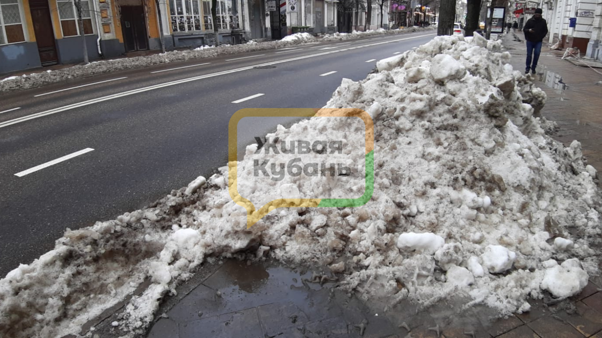 Улицы Краснодара не спешат освобождать от снежных бугров
