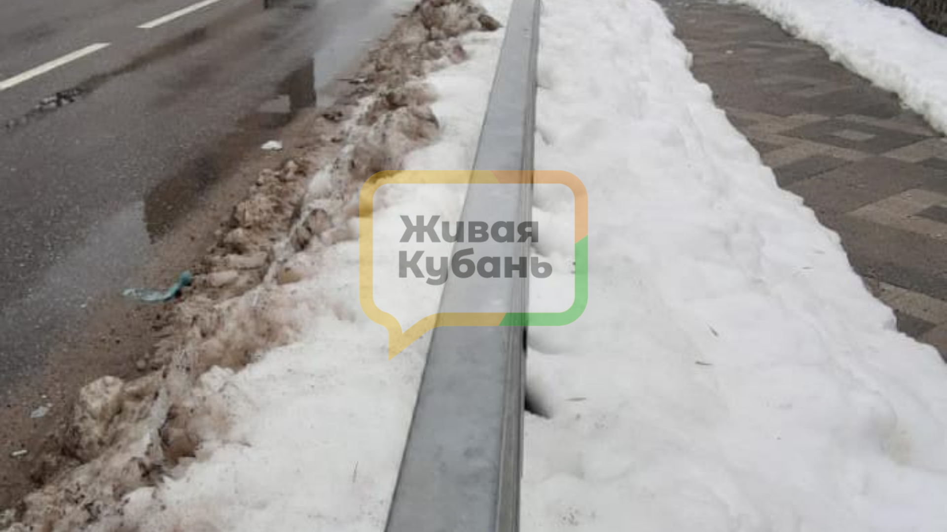 Улицы Краснодара не спешат освобождать от снежных бугров