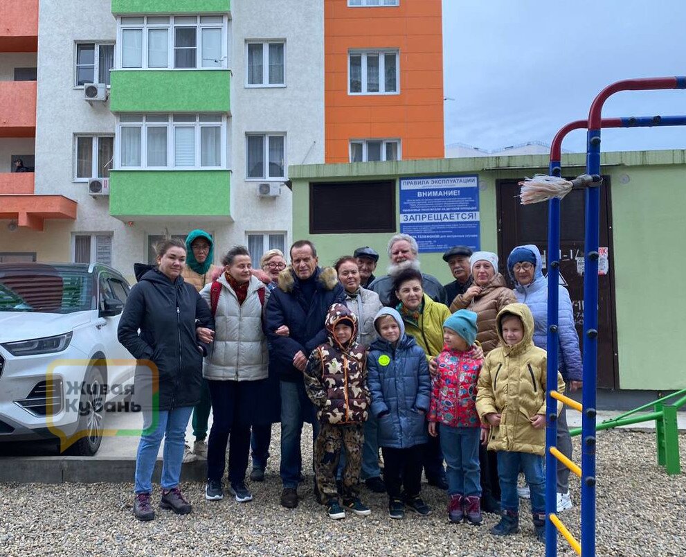 Детская площадка рядом с трансформатором и парковка на газонах: застройщик в Анапе бросил дольщиков с проблемами