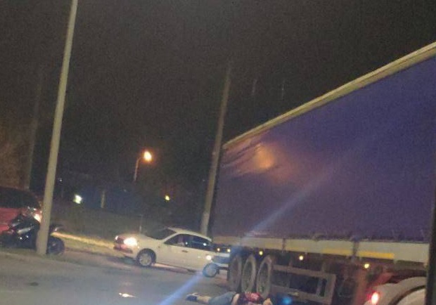 байкер под фурой