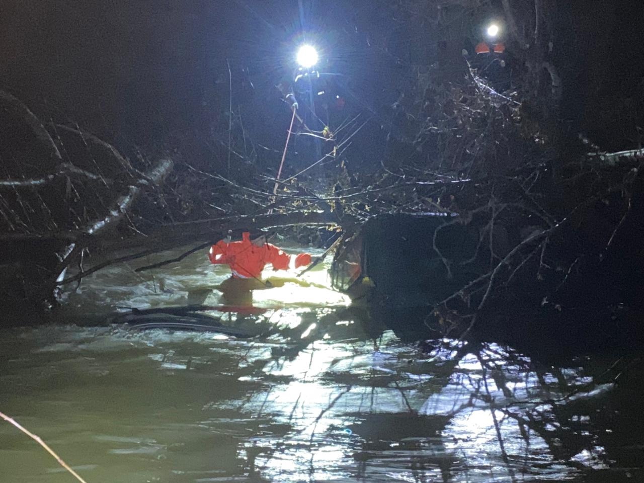 Мужчина пересекал реку вброд на машине 