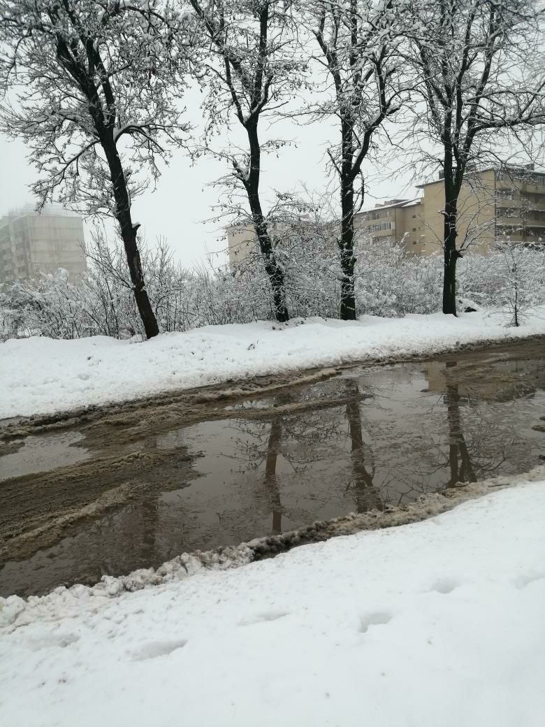 В Краснодаре разбитая дорога превратилась в водный канал