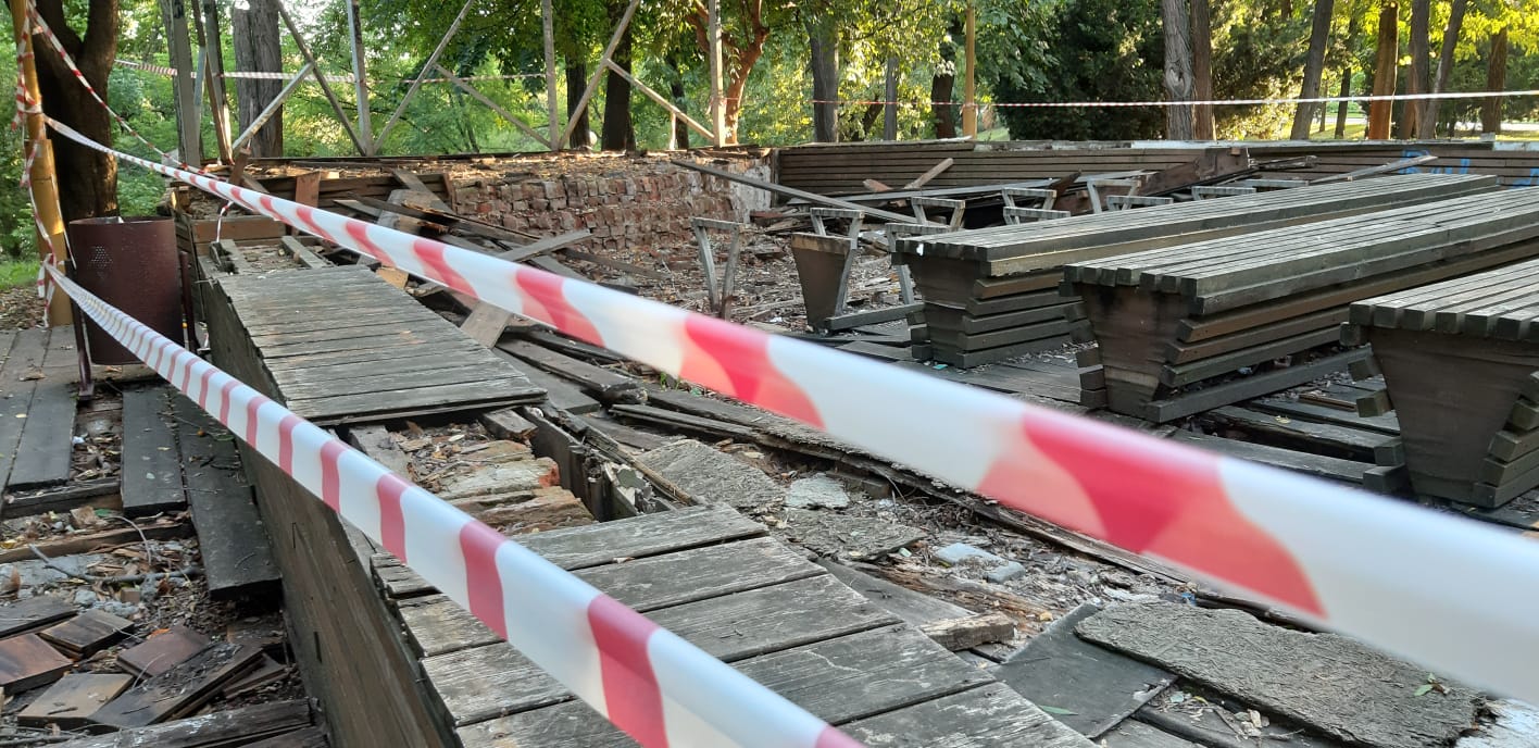 Таблички и сигнальная лента: мэрия Краснодара отреагировала на статью «Живой Кубани» о разрухе в летнем театре