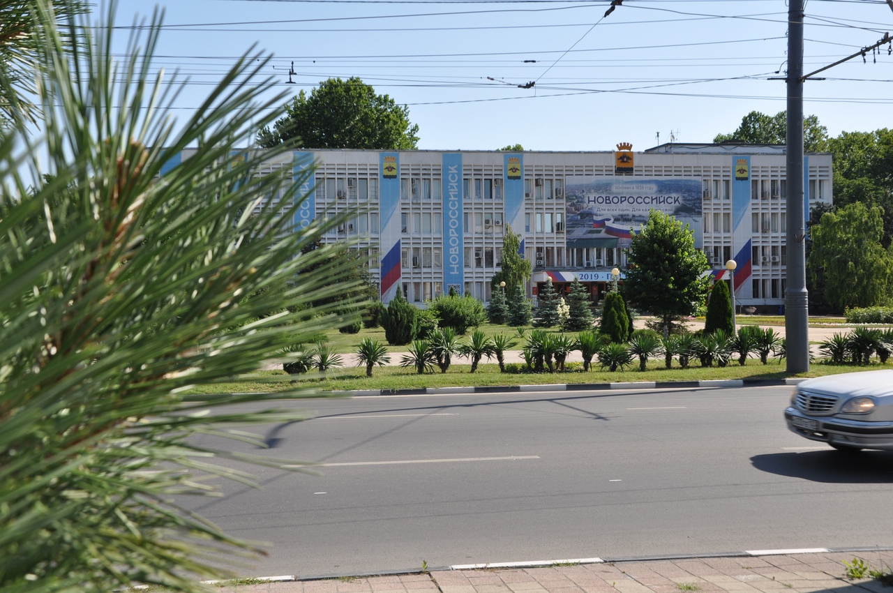 В Краснодарском крае передумали вешать гигантский телевизор на фасад мэрии