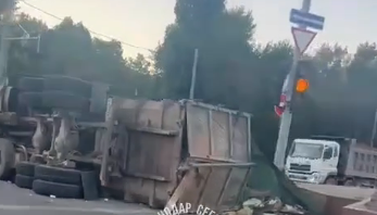 В Краснодаре большая пробка собралась из-за аварии, перевернулся грузовик