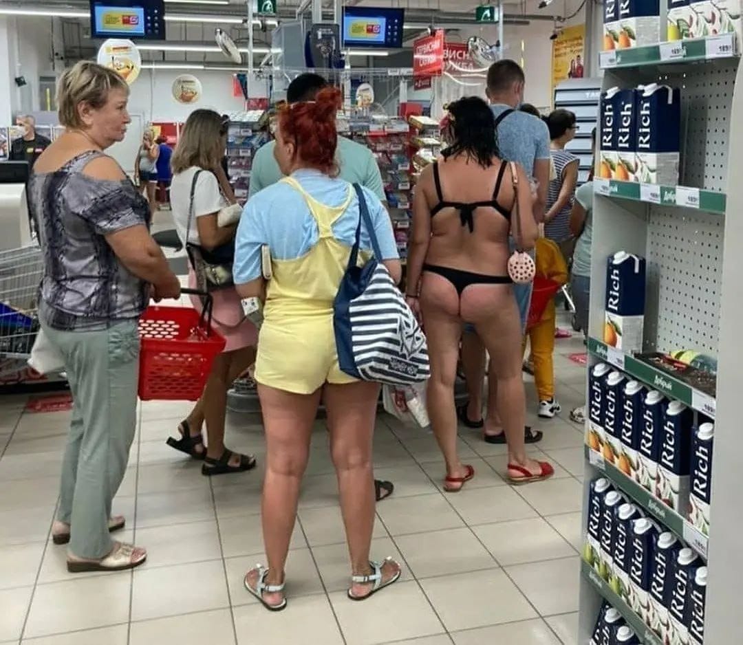 Сумерки культуры: отдыхающие в Сочи разгуливают по магазинам в бикини