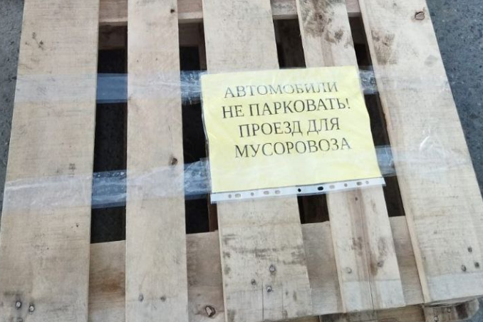 Не помогло: жители ЖК в Новороссийске не могут найти способ отучить водителей парковаться у мусорных контейнеров