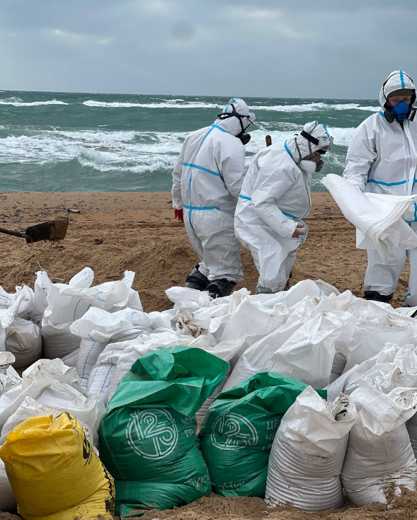 Волонтеры изменили подход к сбору мазута в Анапе