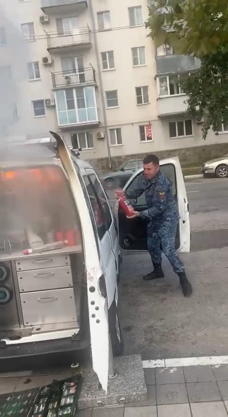В Новороссийске приставы потушили горящую кофейню на колесах