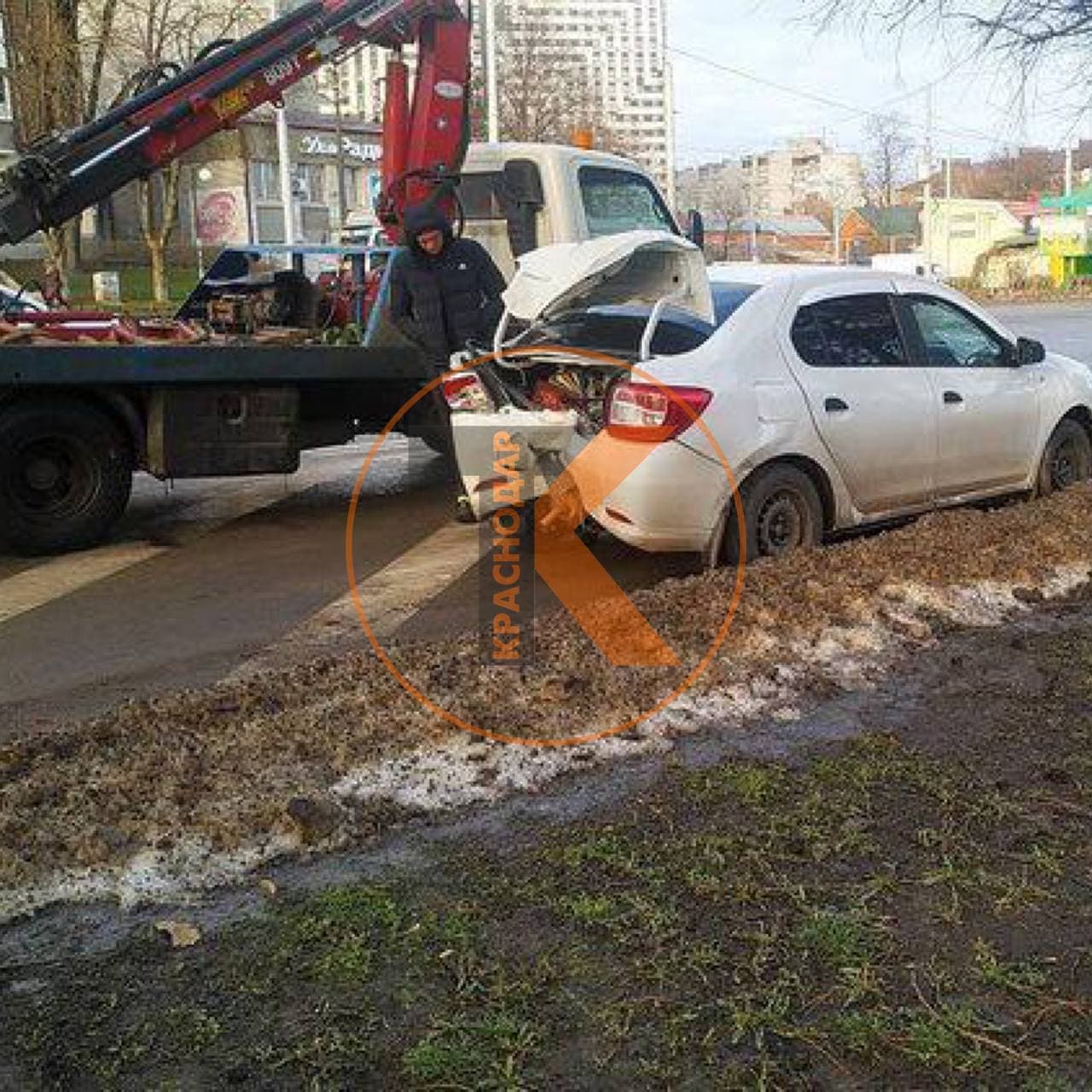 В Краснодаре скутерист влетел в легковушку