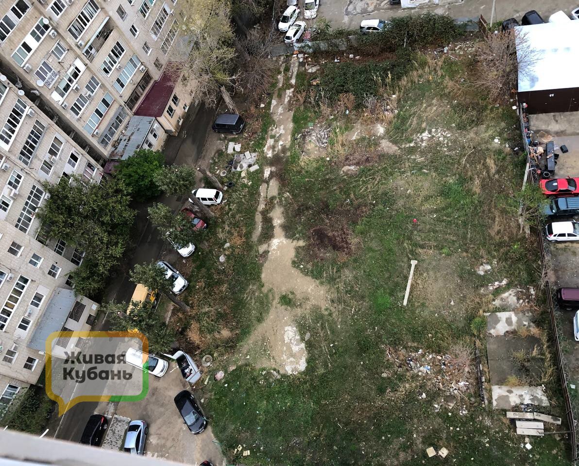 Детская площадка рядом с трансформатором и парковка на газонах: застройщик в Анапе бросил дольщиков с проблемами