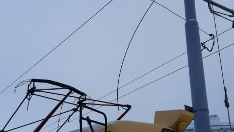 Контактная сеть на мостах. Обрыв контактной сети. Обрыв проводов контактной сети. Обрыв контактной сети ЖД. Обрывы контактной сети трамвая.