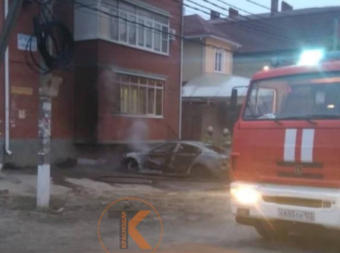 Полиция Краснодара занялась «Ягуаром», который сгорел в Музыкальном микрорайоне 