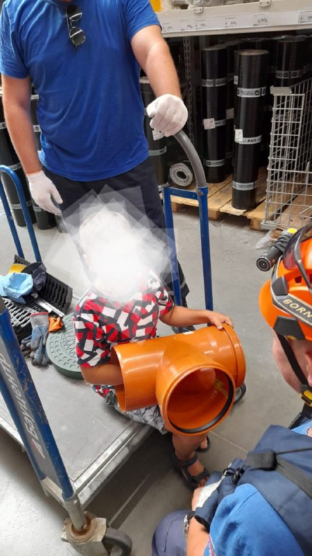 В Новороссийске ребенок надел себе на голову пластиковую трубу