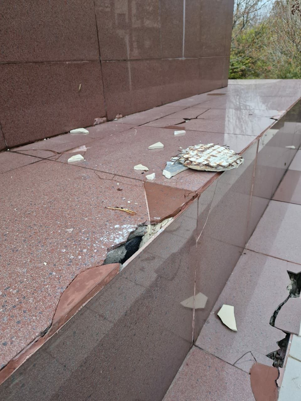 В Геленджике разрушается памятник Героям Великой Отечественной войны