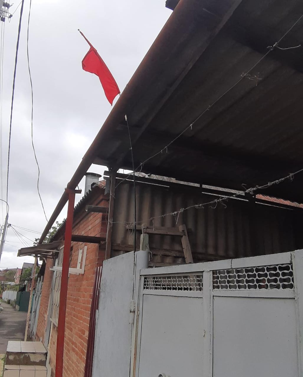 В Краснодаре на жилых домах всё чаще стали появляться красные флаги