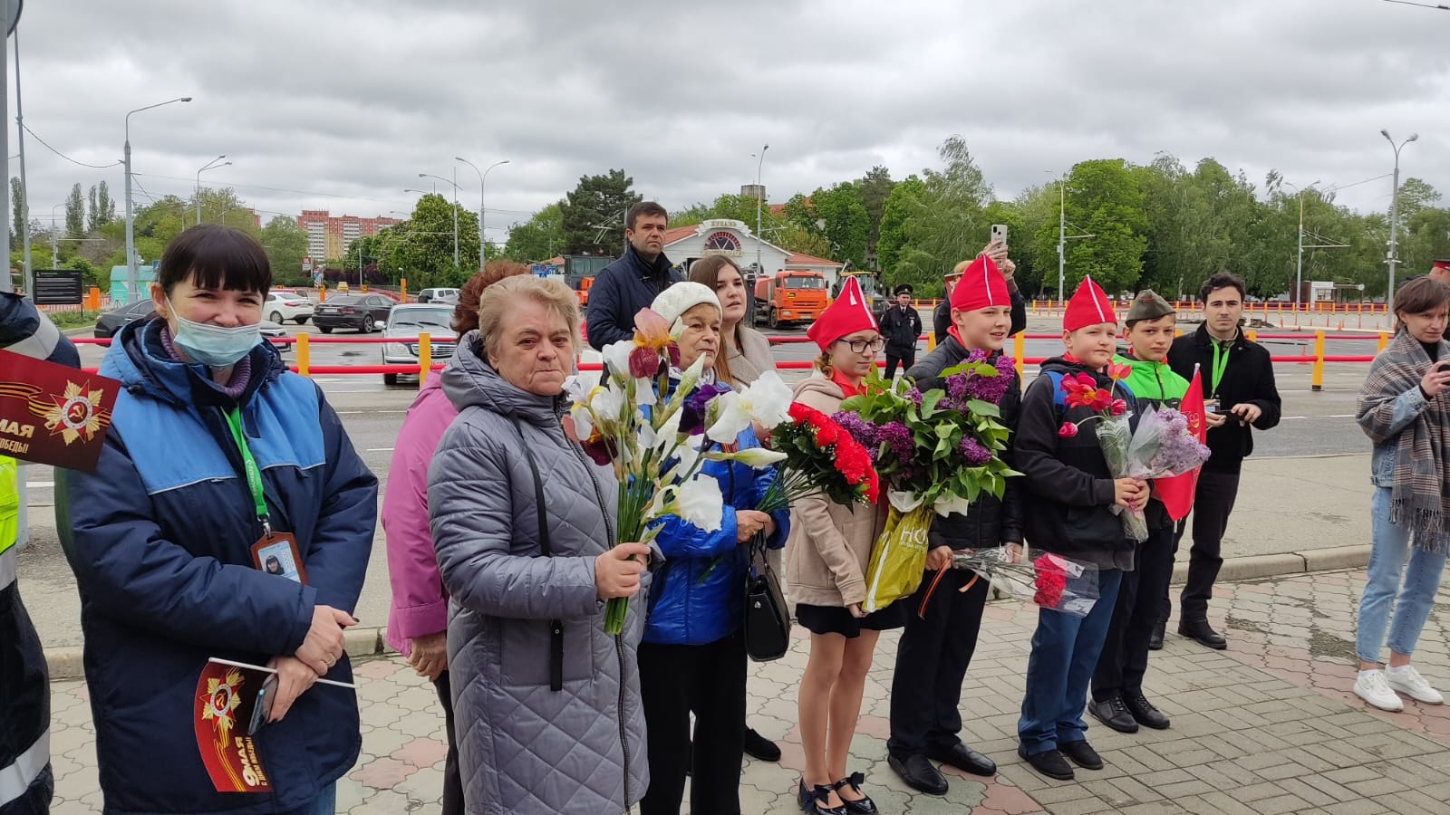 Сотрудники и ветераны аэропорта Краснодара почтили память участников Великой Отечественной войны