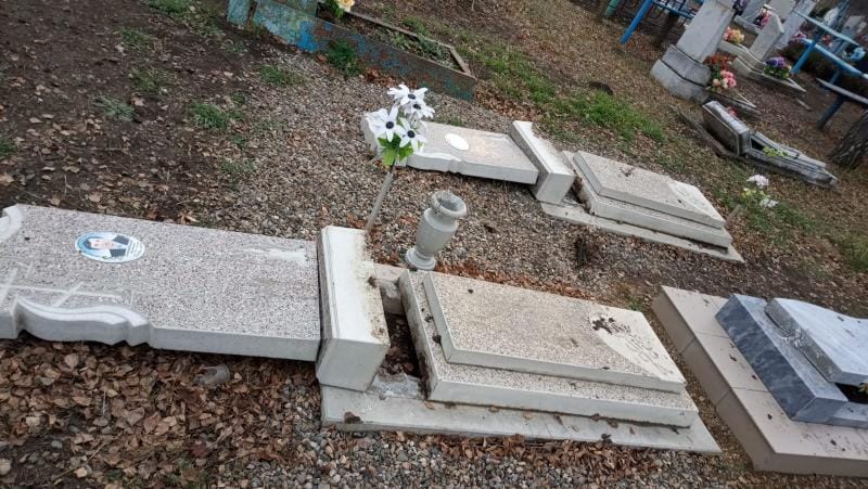 В Ленинградском районе школьники разбили десятки надгробий на кладбище