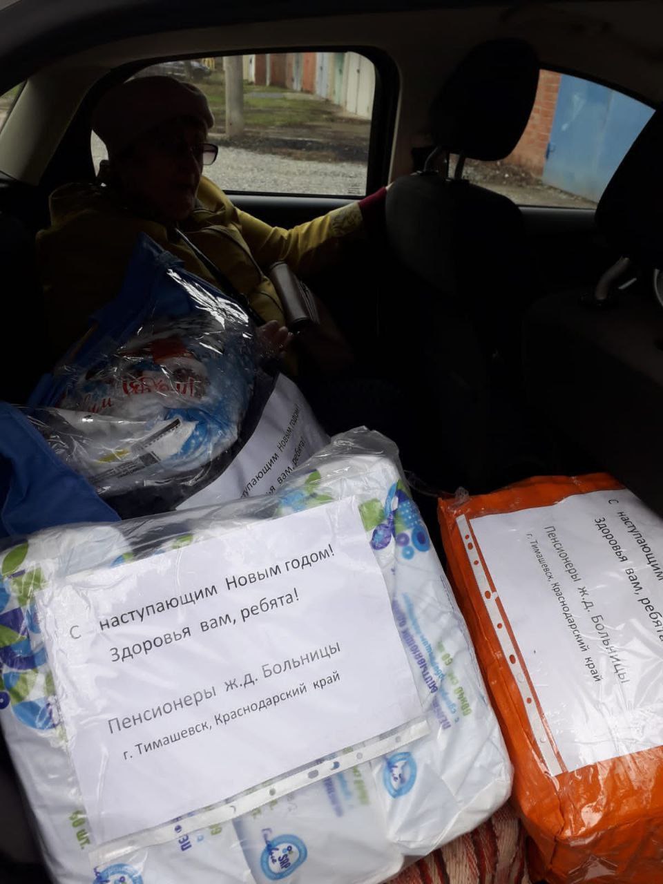 Свечи из консервных банок: пенсионерки Тимашевского района собрали посылки для бойцов СВО