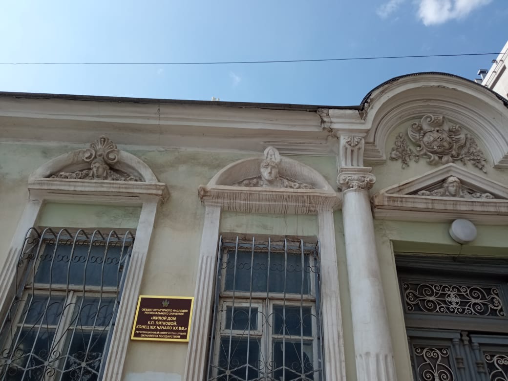 Исторический дом в самом сердце Краснодара уродуют специалисты из Средней Азии