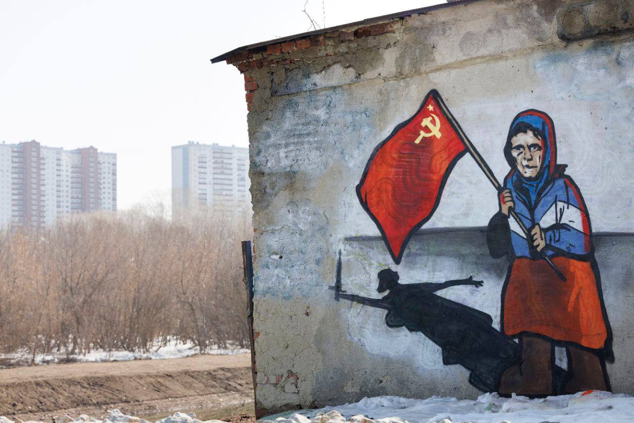 Бабушка, встретившая бандеровцев с флагом СССР, стала героиней рунета ВИДЕО