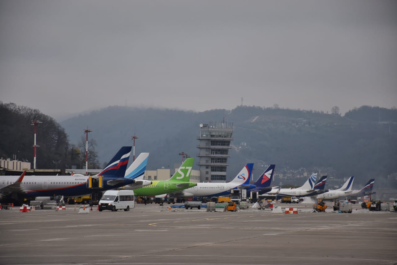 В аэропорту Сочи зафиксированы пиковые нагрузки из-за непогоды