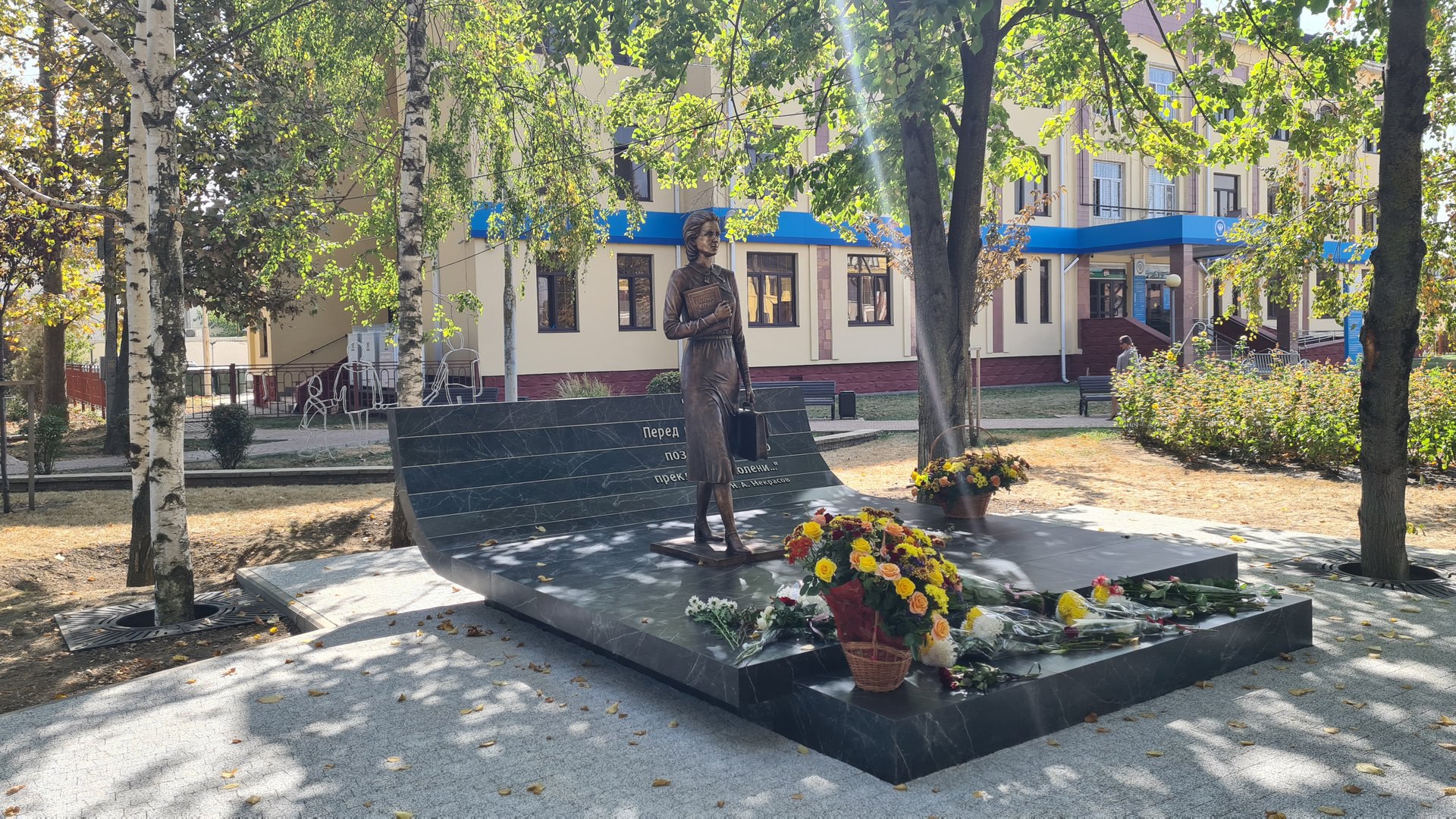 На Кубани собрали 1,5 млн и открыли памятник первой учительнице