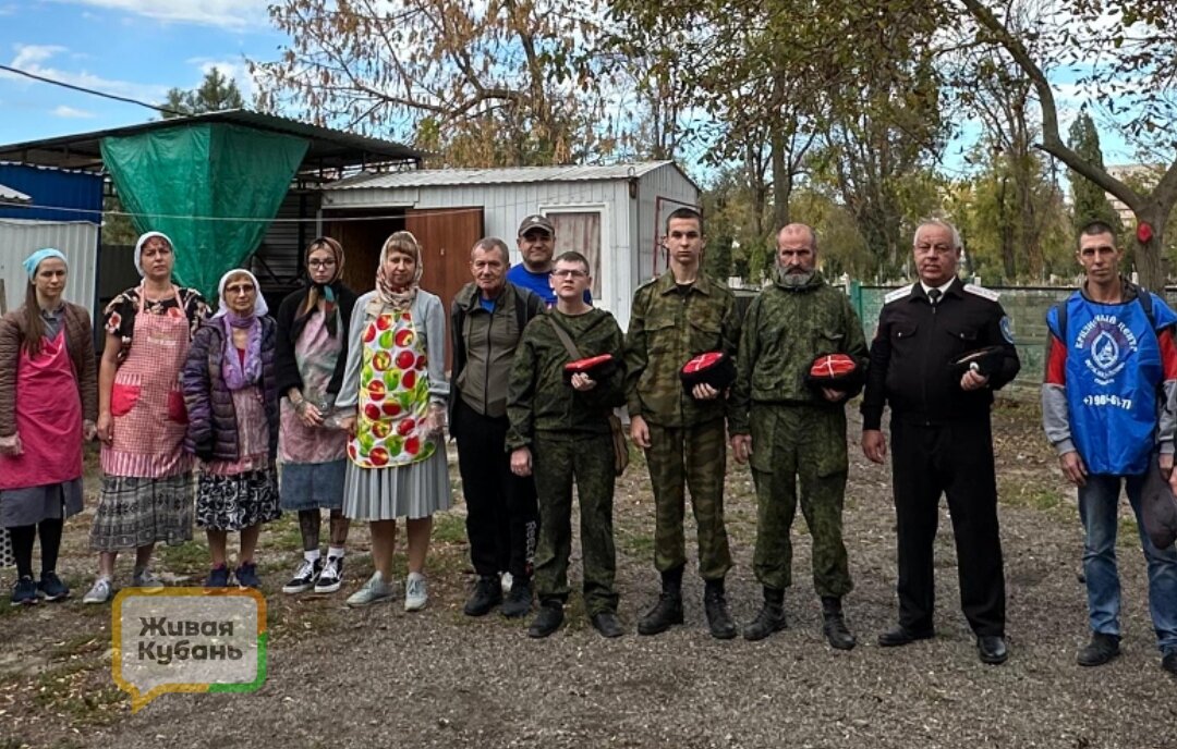 Едят дрожащими руками: в Краснодаре волонтеры кормят голодных, обездоленных людей