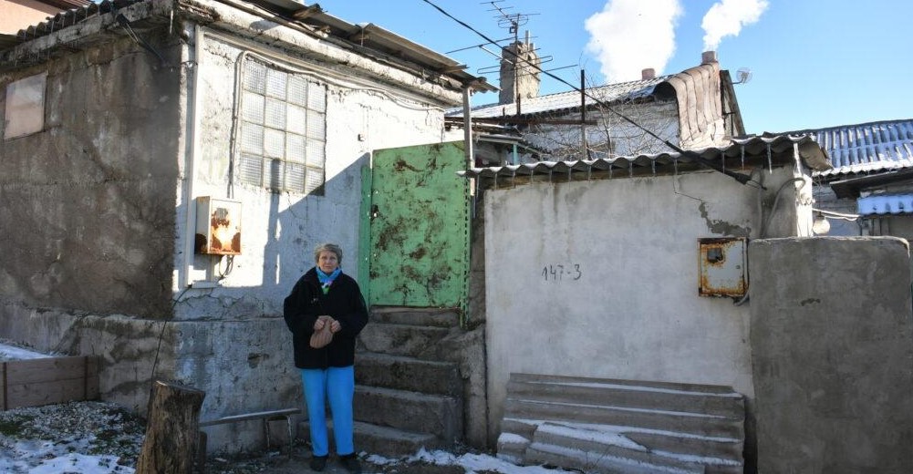 Уютная Колония: на улице Новороссийска люди живут в полуразрушенных домах