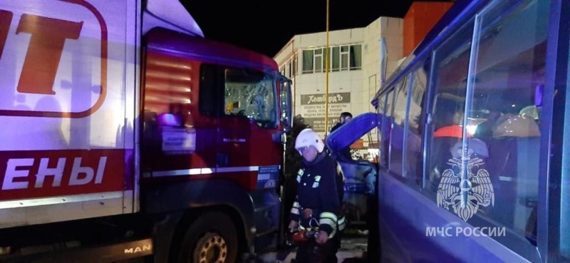 В Сочи грузовик «Магнита» протаранила микроавтобус