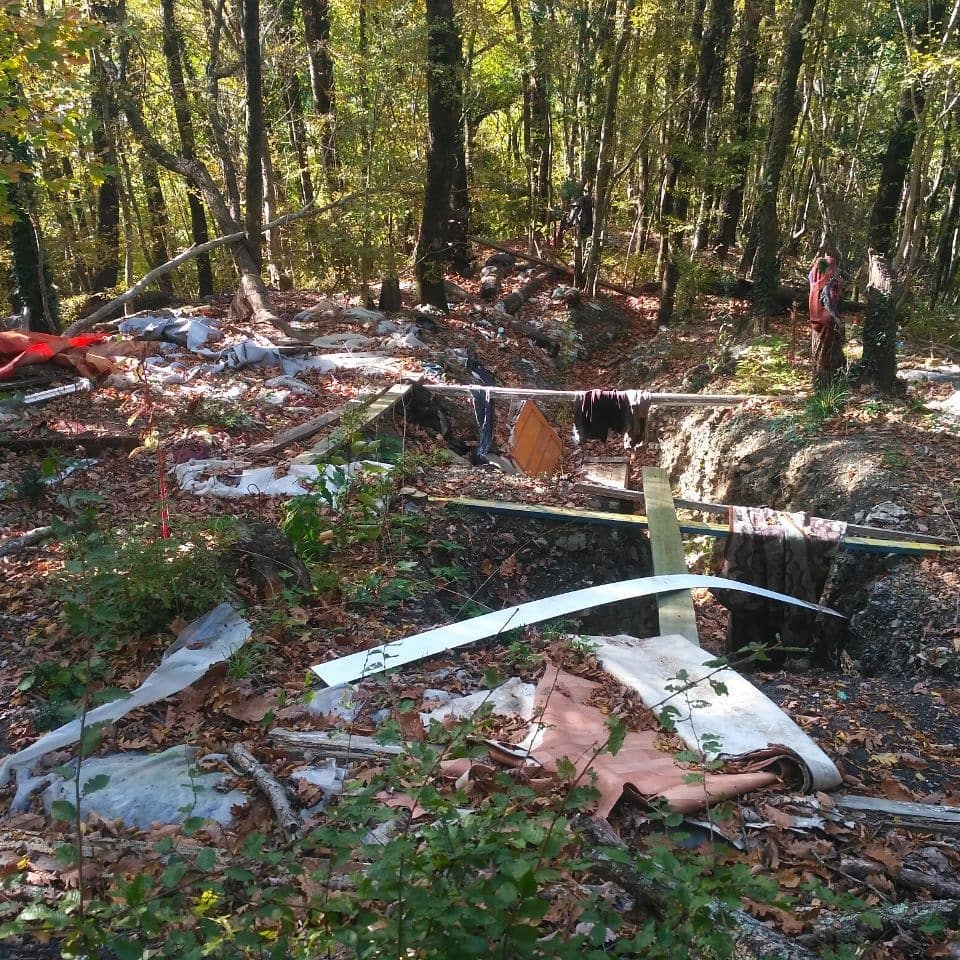 В Туапсе памятник природы завалили мусором