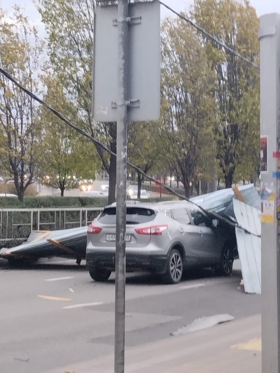 В Краснодаре ураганный ветер сорвал крышу дома